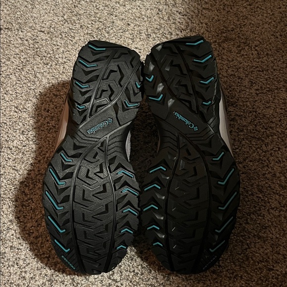 Columbia Gray and Black Hiking Shoes Size 7.5. Worn once - Picture 3 of 3